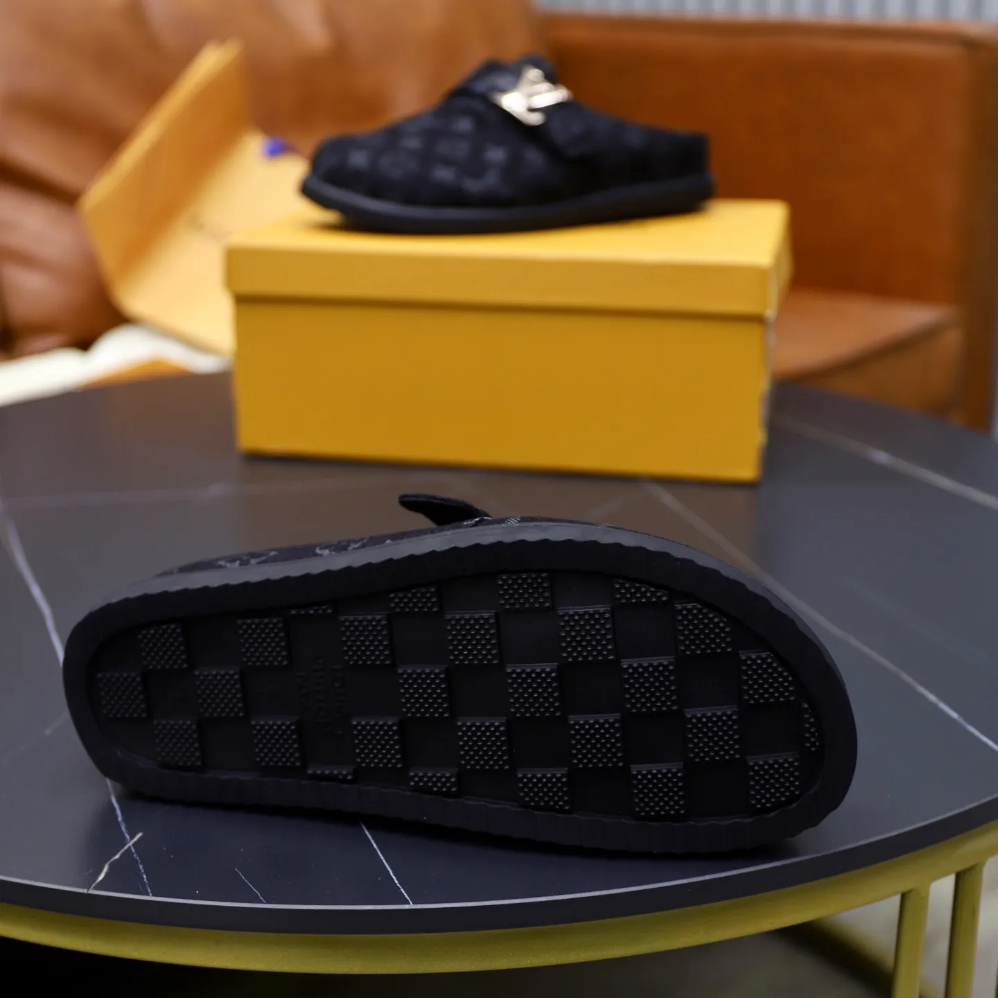 Ex-factory price: 520💰🙅‍♂️🙅‍♂️🙅‍♂️Birkenstock Brand: LV Louis Vuitton Standard code: 38-45 (cowhide lining) Grade: Same as the official website Material: Original presbyopic fabric design Original rubber wear-resistant molded outsole Style category: Men's fashion sandals Distinguished luxury brand elements Top luxury Color: Actual picture color
